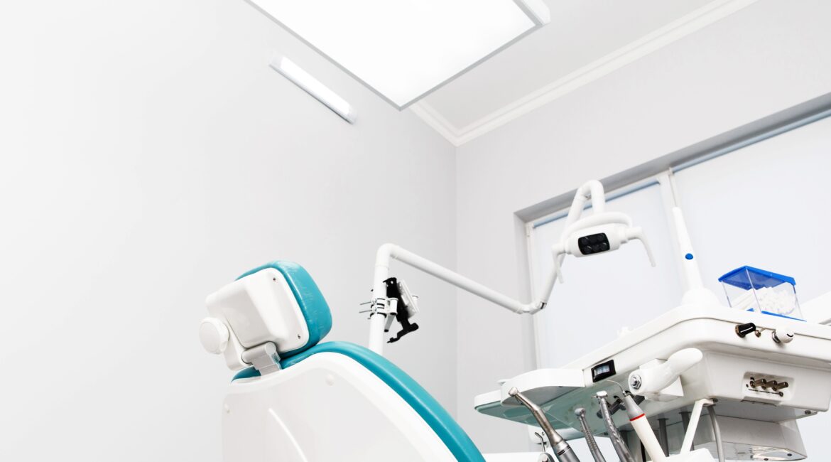 Oświetlenie sufitowe do gabinetu stomatologicznego